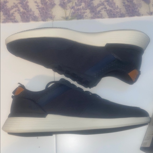 Men’s Wolf and Shepherd Blue and Tan Athletic Shoes NEW in box. - Picture 4 of 9